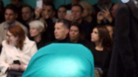 Modelos "decapitadas" de Gucci y los años 60 de Moschino revolucionan Milán.