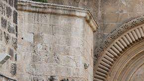 Visitantes esperan a la entrada del Santo Seuplcro.  / EFE