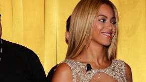 Beyoncé junto a Oprah Winfrey.
