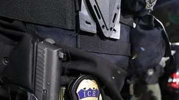 ICE mantiene sus operativos en negocios.