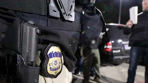 ICE mantiene sus operativos en negocios.