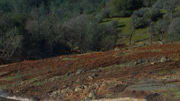 La represa Oroville se desbordó el domingo.