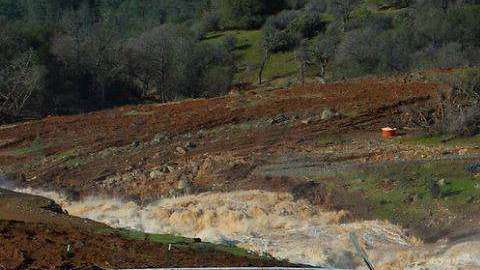La represa Oroville se desbordó el domingo.