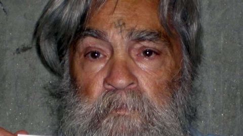 Charles Manson sigue en la morgue.