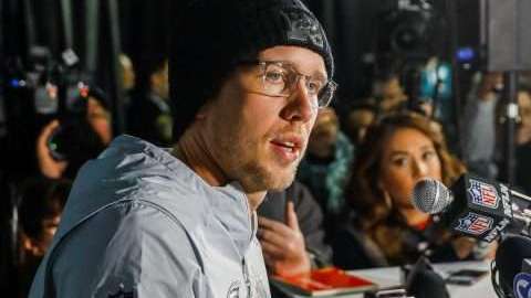 El jugador de los Eagles de Philadelphia Nick Foles atiende a los medios a horas de la realización de la 52 edición del Super Bowl. (Foto: EFE/Tannen Maury)