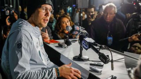 El jugador de los Eagles de Philadelphia Nick Foles atiende a los medios a horas de la realización de la 52 edición del Super Bowl. (Foto: EFE/Tannen Maury)