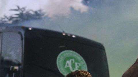 Aficionados del Chapecoense celebran la llegada de su equipo al estadio Arena Condá, antes de enfrentar al Nacional de Uruguay por la Copa Libertadores. (Foto: EFE/Renato Padilha)