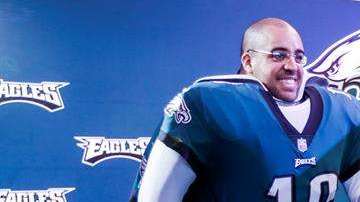 Un fan de Eagles posa para la foto de la Experiencia de la NFL