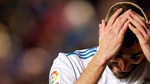 El delantero del Real Madrid Karim Benzemá se lamenta de una jugada ante el Levante. (Foto: EFE/Kai Försterling)
