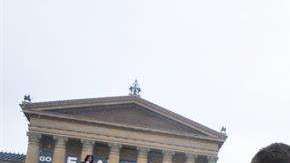 Aficionados en la escalinata del Philadelphia Museum of Art antes del  Super Bowl LII entre los Philadelphia Eagles y los New England Patriots. (Foto: EFE/EPA/BASTIAAN SLABBERS)