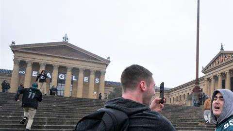 Aficionados en la escalinata del Philadelphia Museum of Art antes del  Super Bowl LII entre los Philadelphia Eagles y los New England Patriots. (Foto: EFE/EPA/BASTIAAN SLABBERS)