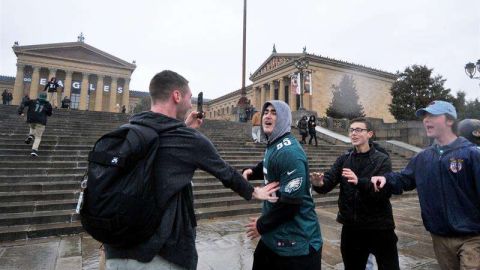 Aficionados en la escalinata del Philadelphia Museum of Art antes del  Super Bowl LII entre los Philadelphia Eagles y los New England Patriots. (Foto: EFE/EPA/BASTIAAN SLABBERS)