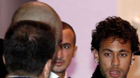 Neymar, del Paris Saint Germain llega al Pavillon Cambon parisino para su fiesta de cumpleaños. (Foto: EFE/EPA/YOAN VALAT)