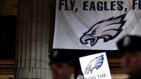 Policías vigilan a los aficionados durante las celebraciones en Philadelphia por la victoria de los Eagles ante los Patriots de Nueva Inglaterra en la 52 edición del Super Bowl. (Foto: EFE/ Bastiaan Slabbers)