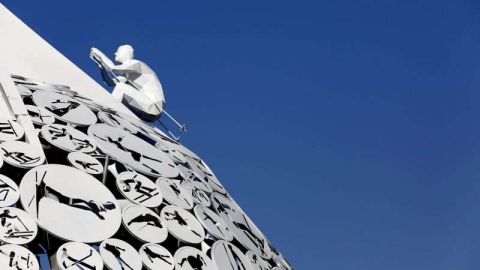 La escultura de un esquiador en el complejo Alpensia antes del inicio de los Juegos Olímpicos PyeongChang 2018. (Foto: EFE/BARBARA WALTON)