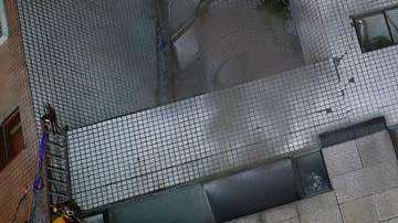 Los servicios de rescate buscan personas en un edificios dañados.  /EFE