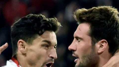 El argentino Franco Damián Vázquez celebra con Jesús Navas y el mexicano Miguel Layún, el pase del Sevilla a la final de la Copa del Rey. (Foto: EFE/Raúl Caro Cadenas)