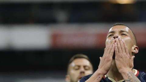 El jugador de América Mateus Uribe festeja su doblete ante Morelia en el estadio Azteca ( EFE/José Méndez).