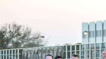 Agentes hacen guardia tras el tiroteo registrado, este miércoles, 14 de febrero, en la escuela secundaria Marjory Stoneman Douglas.