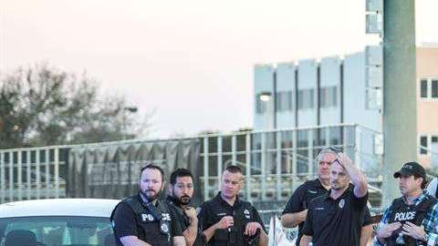 El representante estatal cree que la medida podría disuadir los tiroteos escolares