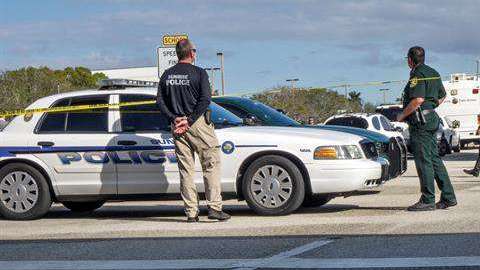 Varios policías vigilan frente a la escuela Marjory Stoneman Douglas de la ciudad de Parkland, Florida.