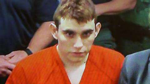 El sospechoso del tiroteo escolar Nikolas Cruz, acompañado de la asistente del defensor público Melisa McNeill, comparece en video en la corte del condado de Broward.