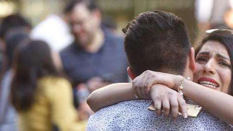 Personas desalojan un centro comercial tras el sismo registrado en Ciudad de México.