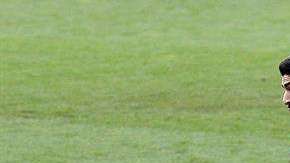 El delantero uruguayo del FC Barcelona, Luis Suárez le pisa los talones a Messi en el campeonato de goleo español. (EFE/GORKA ESTRADA)