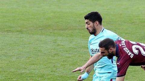 El delantero uruguayo del FC Barcelona, Luis Suárez le pisa los talones a Messi en el campeonato de goleo español. (EFE/GORKA ESTRADA)
