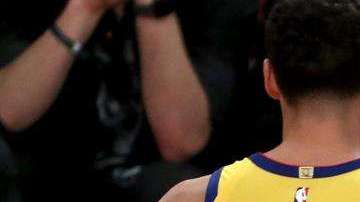 Klay Thompson felicita a Devin Booker, tras superarlo en el concurso de los triples