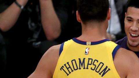 Klay Thompson felicita a Devin Booker, tras superarlo en el concurso de los triples
