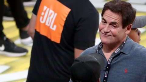 El dueño de los Dallas Mavericks Mark Cuban vuelve a retar a la NBA con sus declaraciones. (Foto: EFE/EPA/ANDREW GOMBERT)