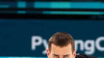 El jugador de curling ruso Aleksandr Krushelnitckii compitiendo en PyeongChang 2018. (Foto: EFE/EPA/JAVIER ETXEZARRETA)