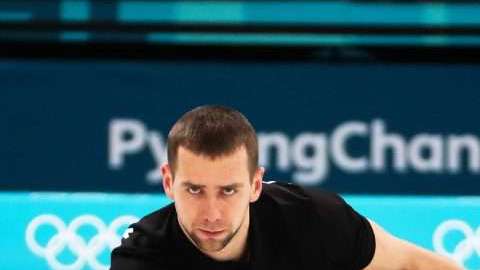El jugador de curling ruso Aleksandr Krushelnitckii compitiendo en PyeongChang 2018. (Foto: EFE/EPA/JAVIER ETXEZARRETA)