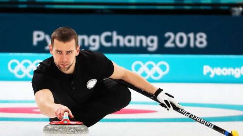 El jugador de curling ruso Aleksandr Krushelnitckii compitiendo en PyeongChang 2018. (Foto: EFE/EPA/JAVIER ETXEZARRETA)