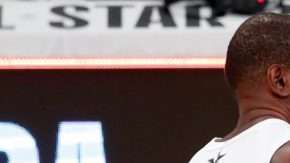 Lebron James y Kevin Durant del Team Lebron celebran el triunfo en el All-Star game 2018 de la NBA. (Foto: EFE/EPA/MIKE NELSON)