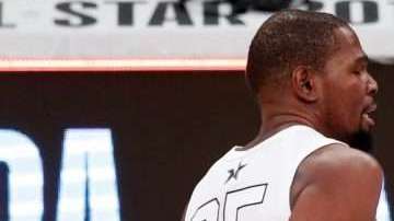 Lebron James y Kevin Durant del Team Lebron celebran el triunfo en el All-Star game 2018 de la NBA. (Foto: EFE/EPA/MIKE NELSON)