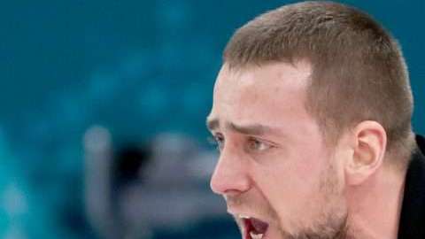 El curler ruso Aleksandr Krushelnitckii durante la competencia en PyeongChang. (Foto: EFE/EPA/JAVIER ETXEZARRETA)