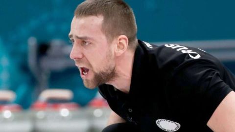 El curler ruso Aleksandr Krushelnitckii durante la competencia en PyeongChang. (Foto: EFE/EPA/JAVIER ETXEZARRETA)