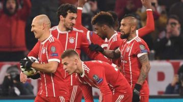 Jugadores de Bayern Munich celebran tras vencer al Besiktas Estambul en partido de Champions League. (Foto: EFE/LUKAS BARTH)