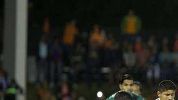 Richard Dabas de Cibao FC disputa el balón con jugadores de Chivas en partido de la Concachampions (Foto: EFE/Orlando Barría)