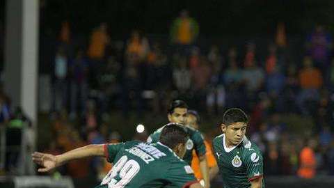 Richard Dabas de Cibao FC disputa el balón con jugadores de Chivas en partido de la Concachampions (Foto: EFE/Orlando Barría)