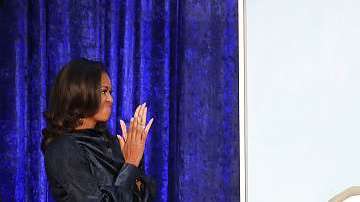 Amy Sherald retrató a la exprimera dama con un minimalista vestido de la firma Milly.