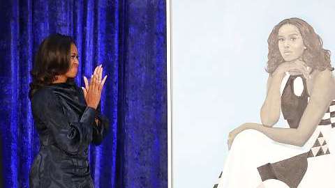 Amy Sherald retrató a la exprimera dama con un minimalista vestido de la firma Milly.