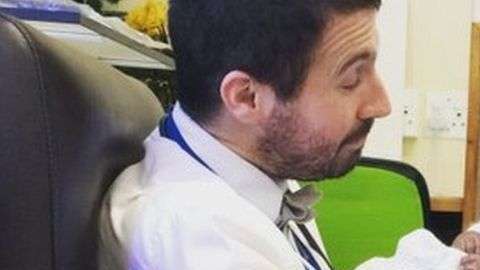 El pediatra Alastair McAlpine usa Twitter para transmitir los mensajes de amor y helados de sus pacientes.