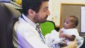El pediatra Alastair McAlpine usa Twitter para transmitir los mensajes de amor y helados de sus pacientes.
