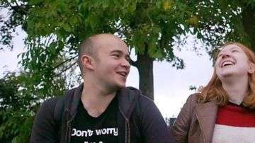 Noni está al mismo tiempo con Oliver y Morgan, quien además tiene otra novia. Pero Oliver y Morgan no mantienen una relación entre ellos. Foto: BBC.