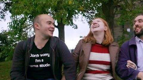 Noni está al mismo tiempo con Oliver y Morgan, quien además tiene otra novia. Pero Oliver y Morgan no mantienen una relación entre ellos. Foto: BBC.