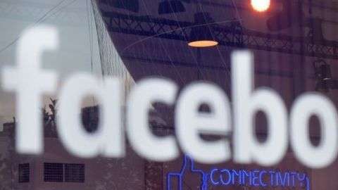 Hay más de 7.000 personas que revisan el contenido en Facebook.