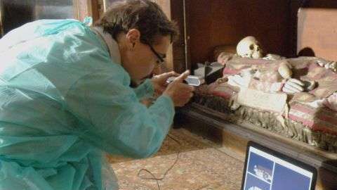 Luca Bezzi fue el encargado de fotografiar detalladamente el cráneo atribuido a San Valentín.